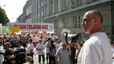 Murine delavce odpuščali prek slamnatih podjetij in brez odpravnin