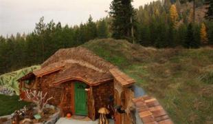 Zgradila sta si hišo hobitov iz Gospodarja prstanov