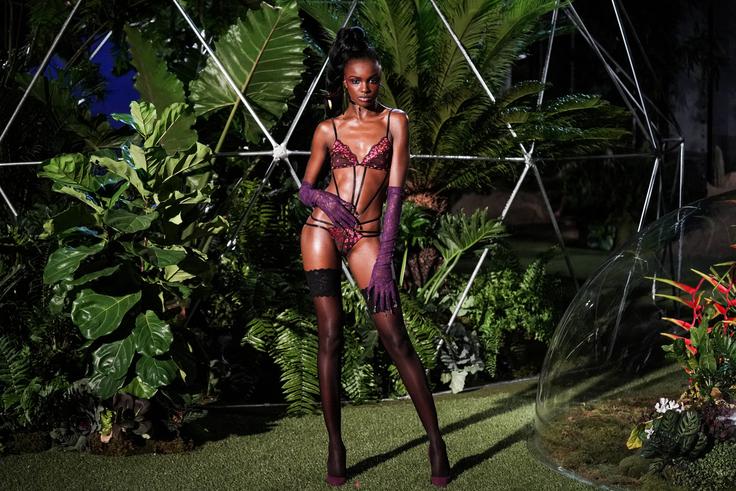 Kreacije spodnjega perila je Rihanna predstavila na tednu mode.  | Foto: Reuters