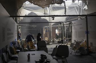 Na podnebnem vrhu COP30 izbruhnil požar, zavladala je panika #video