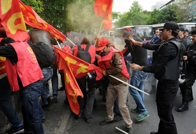 Policija je zaplenila 40 molotovk, 17 ročnih granat in več deset kosov pirotehničnih predmetov. | Foto: Reuters