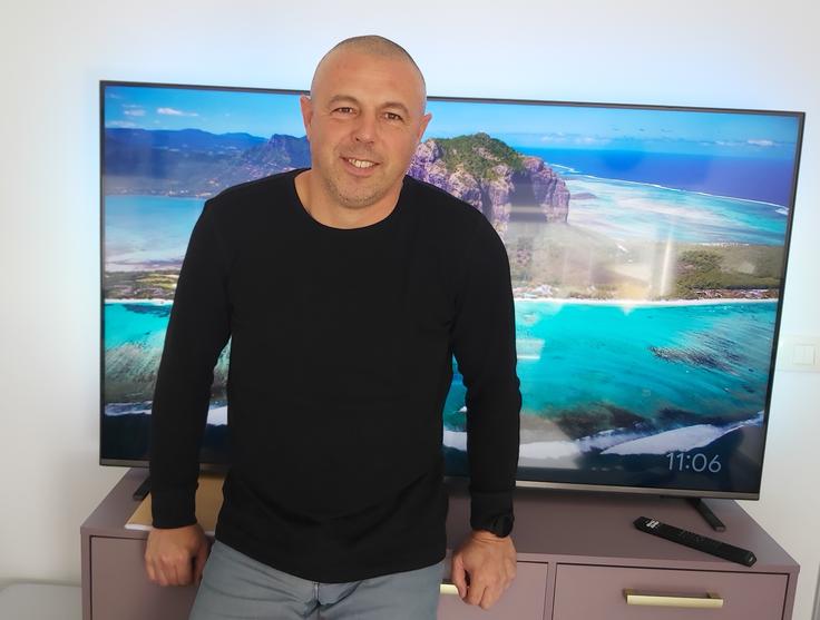 Saša Jakomin Tojo se je že kot najstnik privadil dela v špediciji. Tako je še danes, ko je direktor podjetja Tok2. V tej vlogi uživa, še bolj pa v ribolovu. | Foto: R. P.
