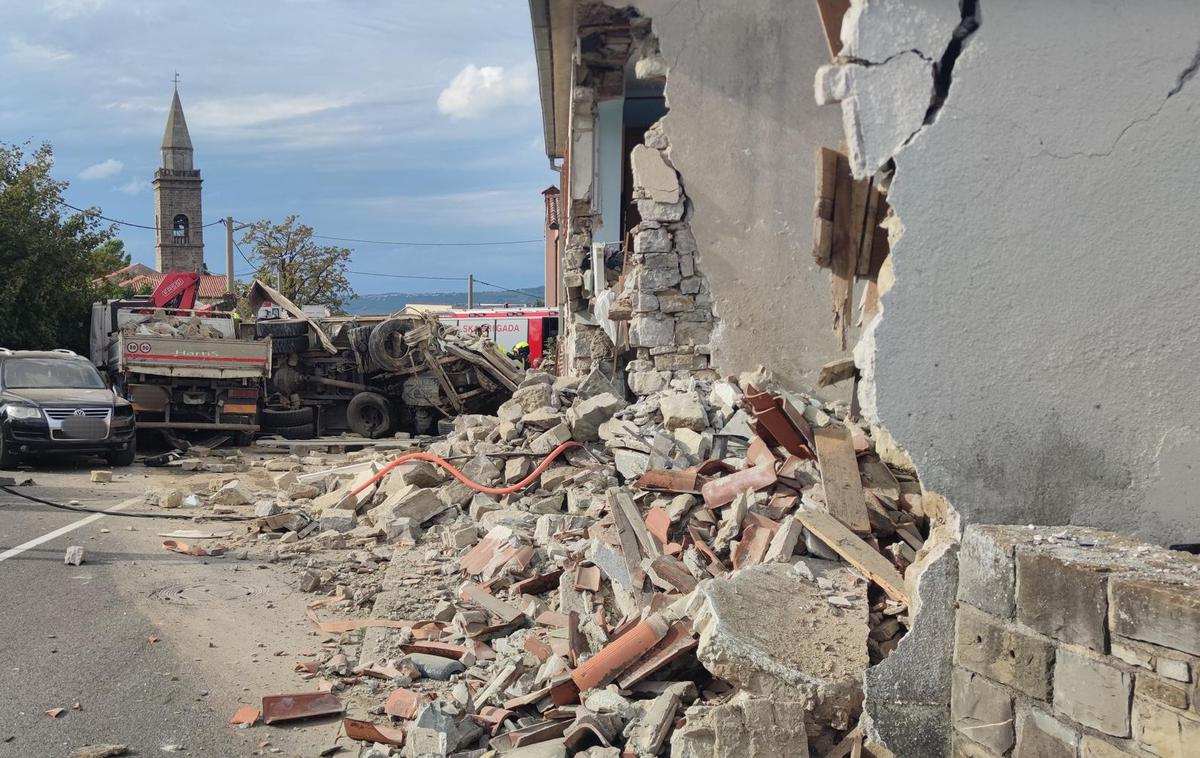prometna nesreča, Sv. Anton, Koper | Zaradi posledice trka tovornega vozila se je delno porušila stanovanjska hiša, v kateri pa v tem času ni bilo stanovalcev, je pa na njej nastala večja materialna škoda. | Foto Krajevna skupnost Sveti Anton/Facebook