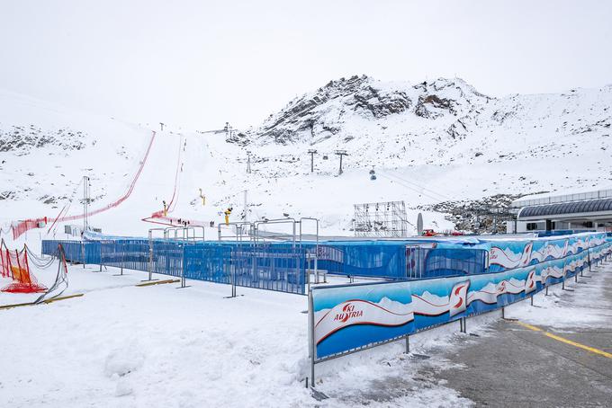Ledenik Rettenbach je letos smučarje pričakal v zimski preobleki, ostal pa bo brez navijaške kulise. | Foto: Sportida