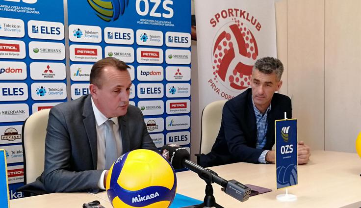 Ropret in Simeunović sta si segla v roke. Tako eden kot drugi sta bila s poslom, ki velja do 2023, videti zelo zadovoljna. V veljavo vstopa tudi novo poimenovanje 1. DOL, ki bo zdaj Športklub prva odbojkarska liga. | Foto: Uroš Iskra