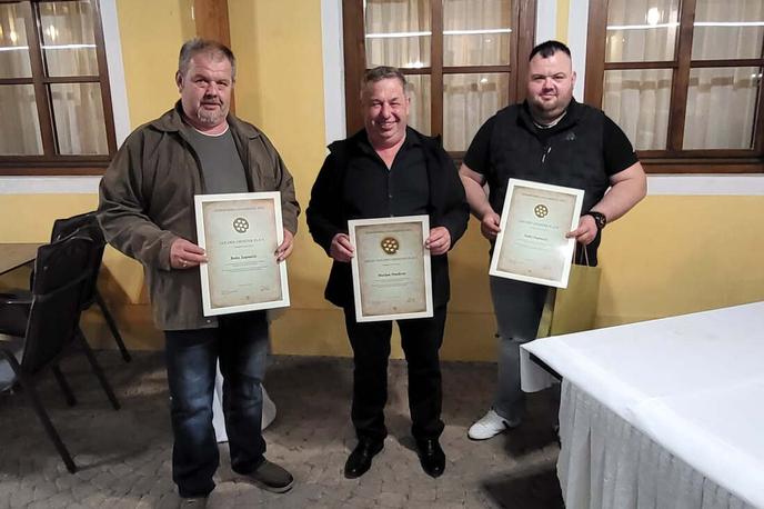 Božo Zupančič | Takoj po tatvini so Zupančičevi kupili dva prav tako domača prašiča in zdaj izdelujejo nove salame. "Upam, da bodo do dneva mučenikov že dovolj suhe, da se bom udeležil salamijade v Sevnici,"je dejal Zupančič. | Foto Občina Šentjernej