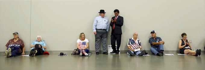 Američani v mestu Cincinnati v ameriški zvezni državi Ohio potrpežljivo čakajo na govor republikanskega kandidata za ameriškega predsednika Donalda Trumpa. Oba kandidata za predsednika sta med volilno kampanjo prečesala ZDA, da bi prepričala kar največ podpornikov. | Foto: Reuters