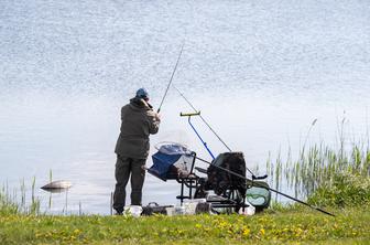 Incident na območju Grosuplja: fizično napadla ribiča, ga porinila v ribnik in pretepla