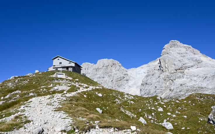 Pogačnikov dom na Kriških podih, zadaj mogočni Stenar | Foto: Matej Podgoršek