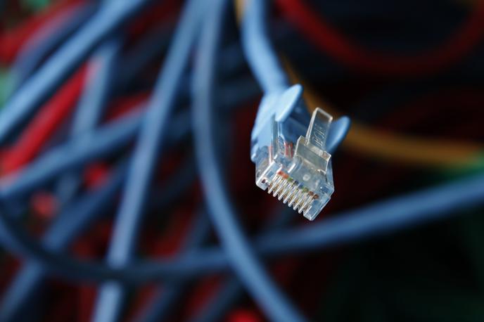 Internet, ethernet, internetni kabel, optika | Telekom Slovenije nadaljuje dejavnosti za gradnjo optičnega omrežja, ki bo omogočalo simetrične hitrosti do deset gigabitov v sekundi. | Foto Reuters