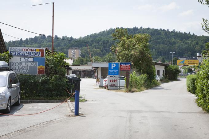 Na zdaj degradiranem območju v bližini Šišenskega hriba je predvidenih dobrih sedem tisoč kvadratnih metrov neto stanovanjskih površin. Stanovanje bi obsegalo od 60 do 120 kvadratnih metrov. | Foto: Bojan Puhek