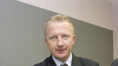 Na cesto spravil več sto delavcev in "bankrotiral", zdaj ima v žepu na sto tisoče evrov