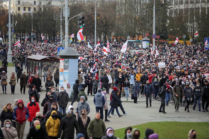 V Minsku se je v nedeljo zbralo več deset tisoč ljudi. Demonstracije so potekale tudi v drugih beloruskih mestih. | Foto: Reuters