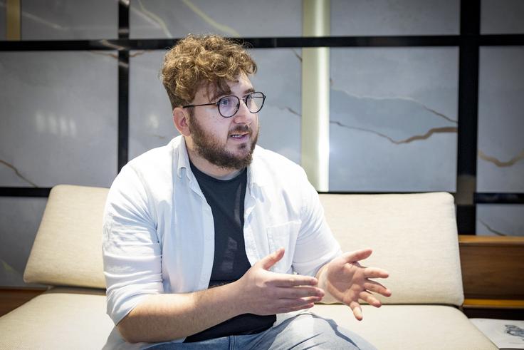 "Zdi se mi, da predvsem v Sloveniji, pa tudi v drugih državah, je alkohol nekaj vsakdanjega, k čemur se spodbuja, dokler se alkoholizem ne kaže v neki obliki, ki vpliva na odnose. Potem pa to postane nekaj, kar je treba skriti za štirimi stenami in se o tem ne pogovarjati, kar je velika škoda, obenem pa tudi neka zahrbtnost družbe," meni Kastelic. | Foto: Ana Kovač