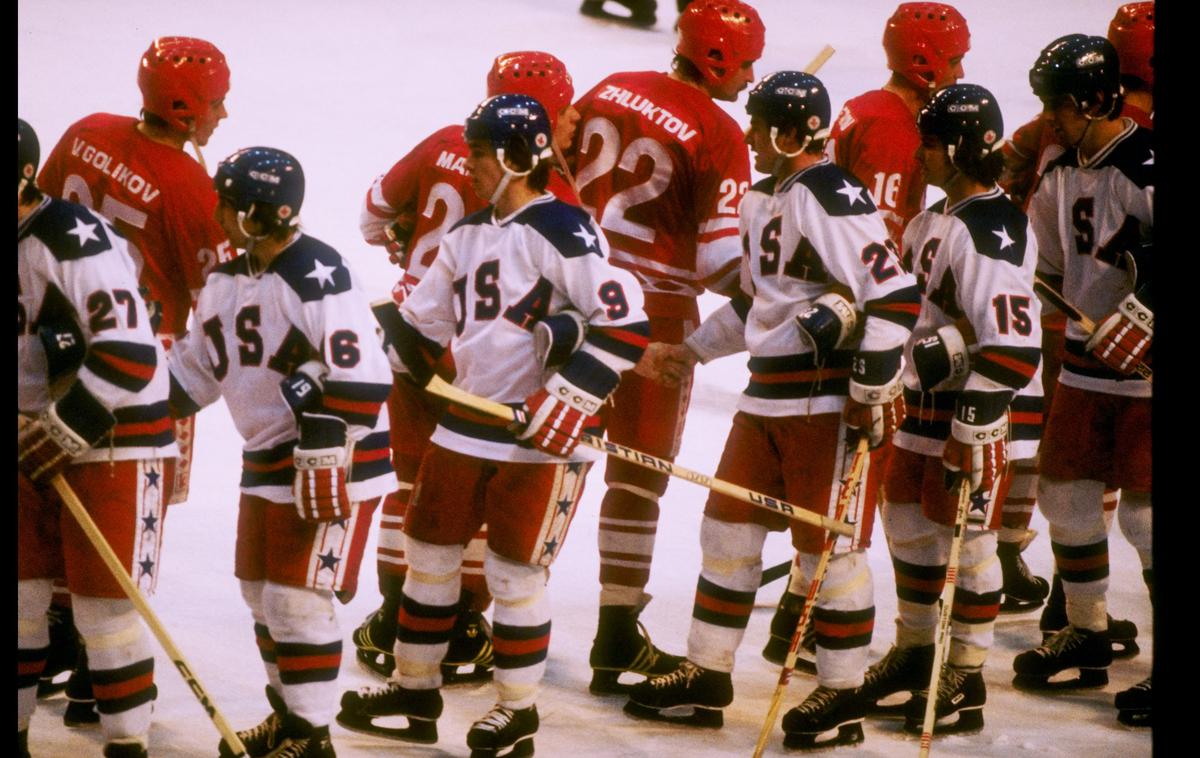 čudež na ledu ZDA Sovjetska zveza | V petek je minilo 39 let od senzacionalne olimpijske zmage ameriških študentov nad favoriziranim sovjetskim strojem, s katero so Američani na domačih olimpijskih igrah tlakovali pot do zlatega odličja. Osvojili so ga z zmago nad Finci na današnji dan 1980. | Foto Getty Images