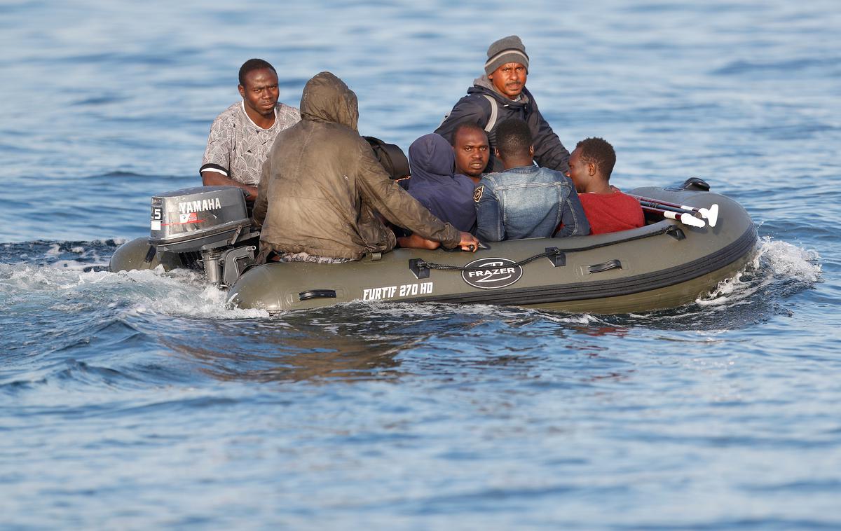 migranti | Migranti, domnevno iz Darfurja, prečkajo Rokavski preliv v gumijastem čolnu. | Foto Reuters