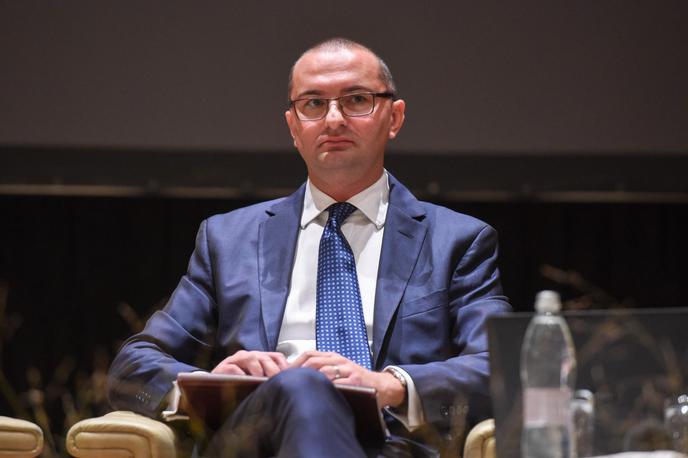 Janez Stušek | Seja Knovsa je bila predvidena že pred tednom dni, a jo je predsednica le nekaj ur pred začetkom preložila. Kot je tedaj pojasnila, jim vlada namreč ni posredovala zahtevanega gradiva o izredni naturalizaciji predsedničine prijateljice Krivolucke. | Foto STA