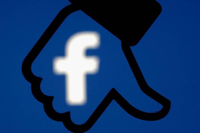 Eden od delničarjev Facebooka je že napovedal tožbo zoper podjetje, saj je zaradi škandala začel izgubljati denar, je poročal medij Gizmodo.  | Foto: Reuters