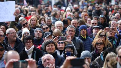 Na Hrvaškem več tisoč ljudi protestiralo proti ukrepom