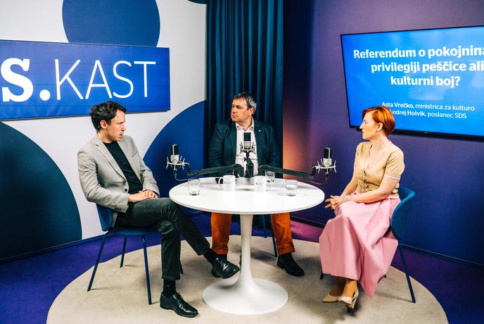 Referendumski spopad Hoivik – Vrečko. Privilegiji peščice ali kulturni boj SDS? #Spotkast