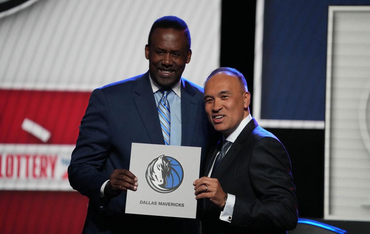 Dallas Mavericks Loterija | Dallas Mavericks je na loteriji prejel pravico do prvega izbora na letošnjem naboru. Tako sta po loteriji pozirala namestnik komisarja lige NBA Mark Tatum in predstavnik Dallasa Rolando Blackman. | Foto Reuters