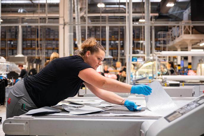 proizvodnja v podjetju Akrapovič | Donosi pokojninskih skladov v letu 2025 so bili pozitivni, a nižji kot leta 2024. Upravljavci skladov v letošnje leto zrejo z zmernim optimizmom. | Foto STA