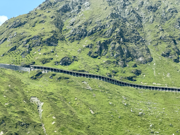 Glavni inženir je cesto zasnoval tako, da je vpeta v naravno okolje. | Foto: Gregor Pavšič