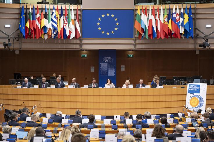 Evropski parlament bo o poročilu proračunskega odbora glasoval maja, predlog večletnega proračuna s konkretnimi številkami pa naj bi Evropska komisija Ursule von der Leyen predstavila julija. Nato se bodo začela pogajanja med tremi akterji - poleg parlamenta in Evropske komisije je tu še Svet EU, v katerem sedijo predstavniki nacionalnih vlad in ki odloča s soglasjem.  | Foto: Evropski parlament