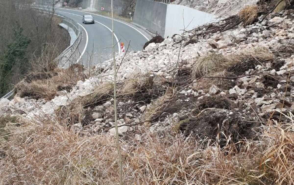 Podor | Cesto je na začetku februarja zasulo od deset do 15 tisoč kubičnih metrov materiala z brežine. | Foto Direkcija za infrastrukturo