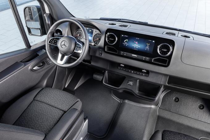 Notranjost sledi vzoru osebnih vozil. S pomočjo sistema MBUX in Mercedes PRO je flotnim kupcem omogočen popoln nadzor nad vozilom in s tem lažje upravljanje in načrtovanje poti. | Foto: Mercedes-Benz