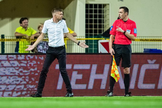 Takole je po izključitvi na derbiju proti Mariboru 30. avgusta 2019 odkorakal z igrišča. To je bila njegova zadnja tekma v vlogi trenerja Domžal. Na 134 tekmah je zbral 67 zmag, 32 remijev in 35 porazov. | Foto: Grega Valančič/Sportida