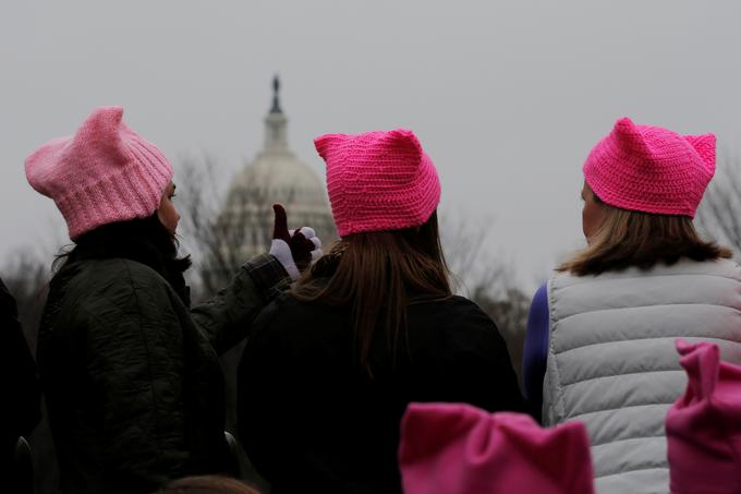Tako imenovani pussy hat očitno postaja nov simbol boja proti Donaldu Trumpu. | Foto: Reuters