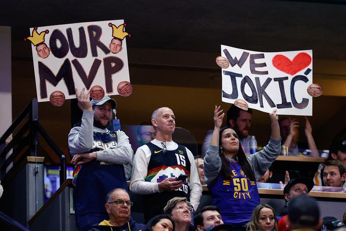 Navijači Denverja obožujejo Nikolo Jokića, ki se mu nasmiha tretji zaporedni naslov MVP-igralca rednega dela sezone. | Foto: Reuters