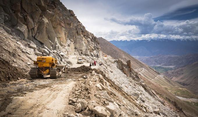 Cesto je zgradila vojska, predvsem zaradi lažjega dostopa do regije Ladak, ki je že vrsto let jabolko spora med Indijo, Pakistanom in Kitajsko. | Foto: 