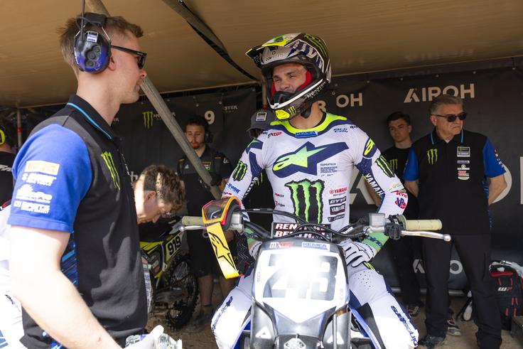 Tim Gajser in njegov novi mehanik za dirke, Avstralec Nash Isle. V ozadju pa Massimo Castelli, ki je Timu iz Honde sledil k Yamahi. | Foto: Yamaha Racing