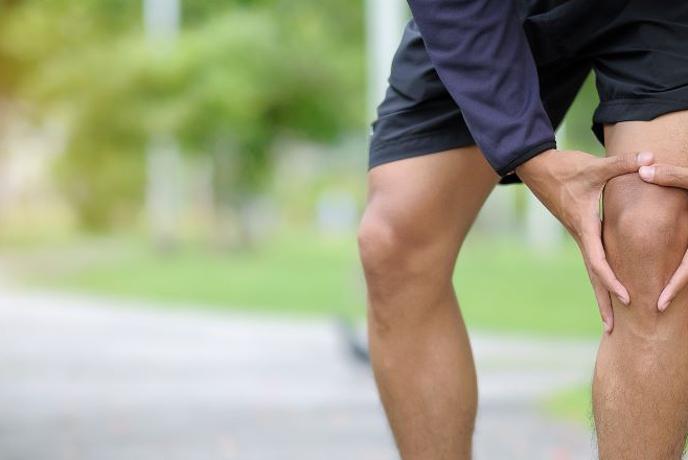 Bolečine v kolenu pri hoji – tveganja in pravilno zdravljenje