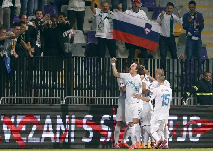 Veselje slovenskih nogometašev po zadetku Milivoja Novakovića proti Švici. | Foto: Guliverimage