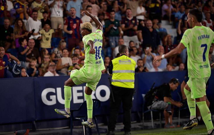 Veselje Lamineja Yamala po preobratu Barcelone. | Foto: Reuters