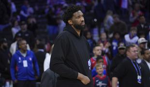 Joel Embiid zaradi incidenta z novinarjem začasno izključen