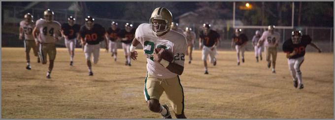 Resnična zgodba o nadarjenem srednješolskem igralcu ameriškega nogometa Tonyju Nathanu. Ta se mora naučiti sprejeti svoj talent in vero, hkrati pa se dnevno spopada z rasno nestrpnostjo tako na igrišču in ob njem.

 | Foto: 
