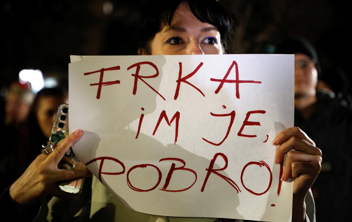 Protest v Črni gori | Enako kot srbski študenti, ki od novembra vsak protivladni protest začenjajo s 15-minutnim molkom za žrtve zrušenja nadstreška na železniški postaji v Novem Sadu, se je shod v Podgorici začel s 13 minutami molka za žrtve s Cetinja. | Foto Reuters