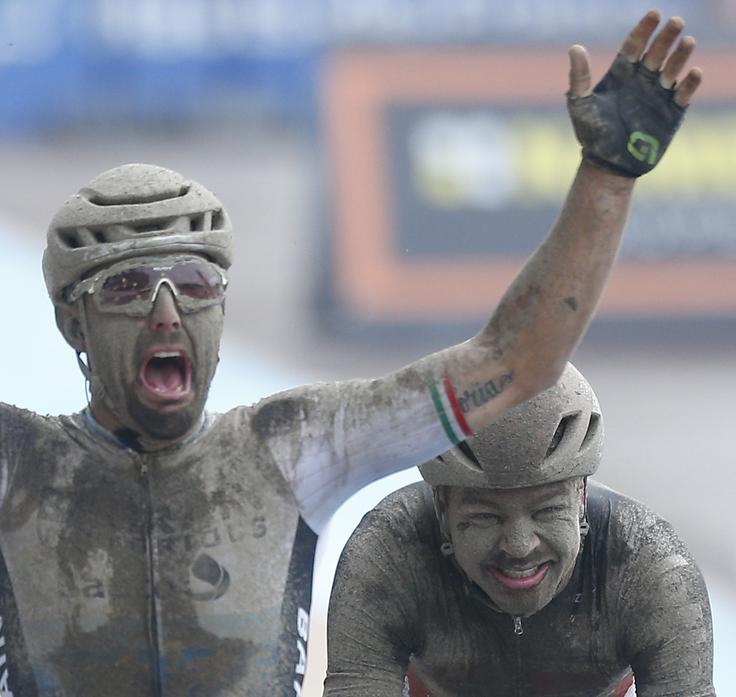 Leta 2021 je na severnem peklu osvojil drugo mesto, za zmagovalcem Colbrellijem. Takrat je bila dirka mokra, o čemer priča tudi fotografija povsem blatnih kolesarjev. | Foto: Guliverimage