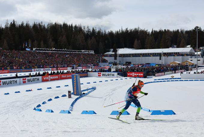 Polona Klemenčič je tako leže kot tudi stoje zadela vse tarče. Ko je predala štafeto sestrični Živi, je bila Slovenija na visokem drugem mestu. | Foto: Reuters