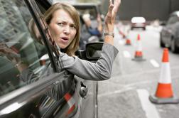 Na cesti krotite živce, dvignjen sredinec lahko vodi v nesrečo