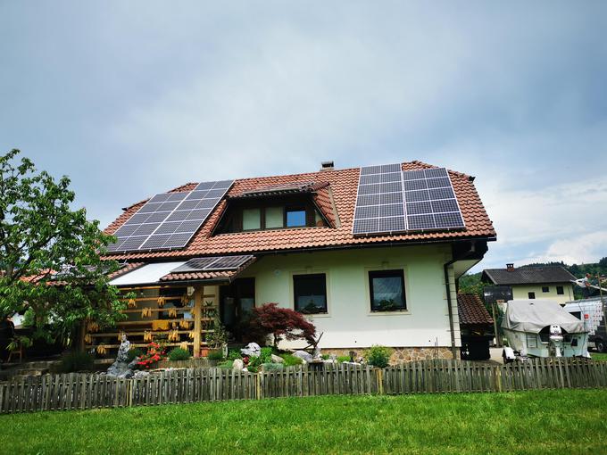 Sončna elektrarna proizvede dovolj sončne energije za oskrbo vašega doma, tudi če njena lega ni idealna in tudi kadar je v senci oz. je vreme oblačno. Kadar sonca ni, ponoči, se bo vaš dom napajal iz omrežja po sistemu neto meritev. | Foto: 