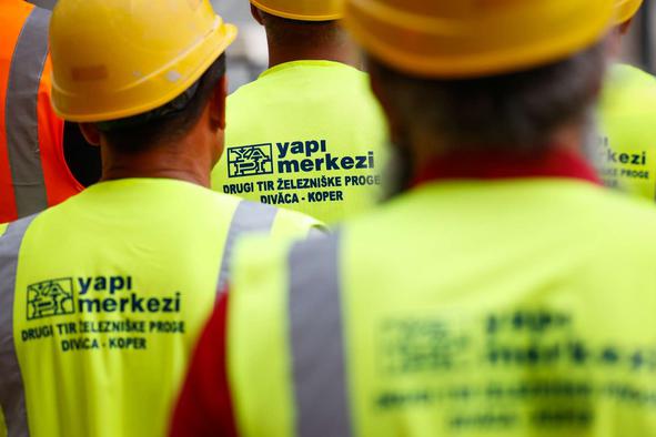 Del turških delavcev na drugem tiru stavka
