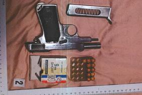 Hišne preiskave: policisti zasegli prepovedane droge in pištolo #foto