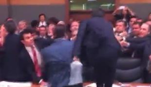 Poglejte si, kako se pretepajo turški poslanci (video)