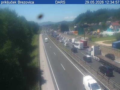 Zaradi nesreče zaprta primorska avtocesta, nastaja zastoj