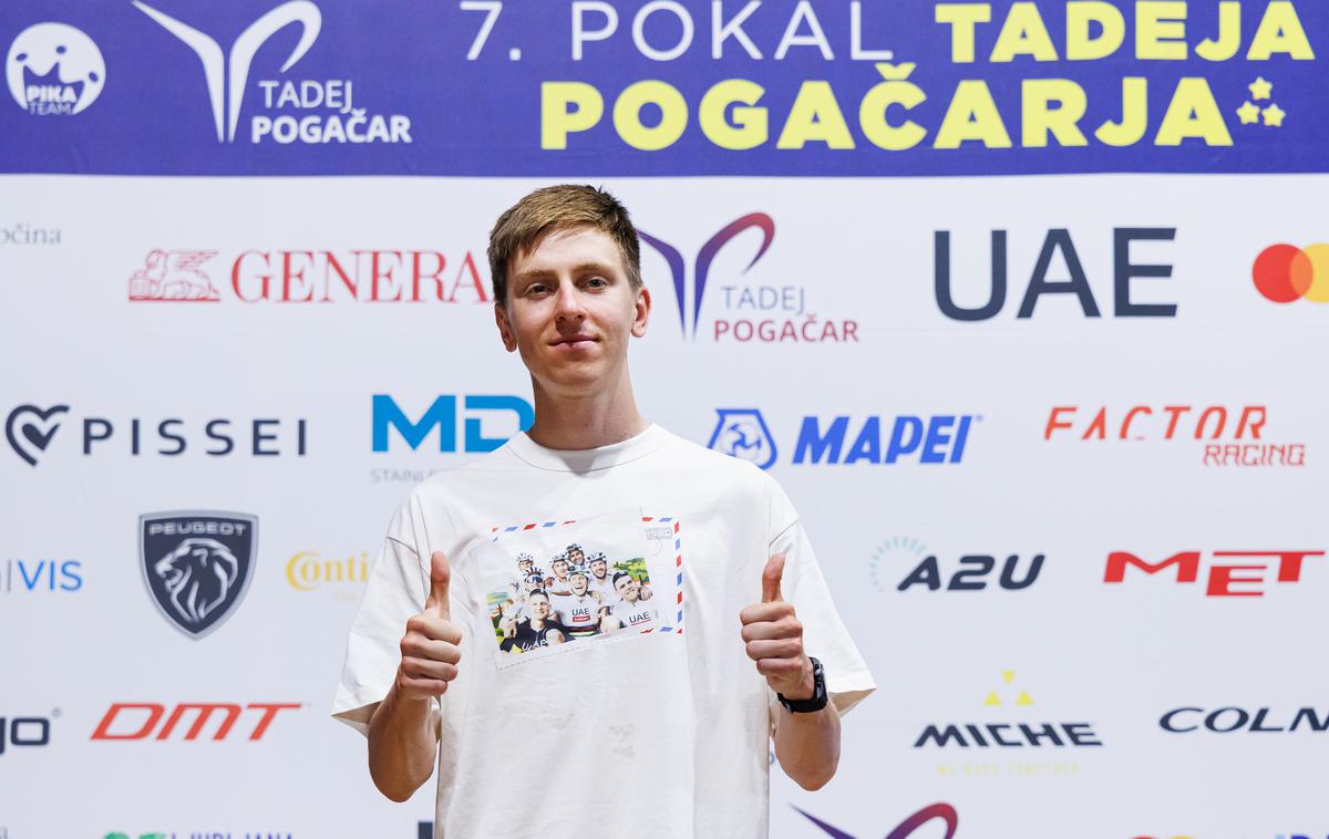 Tadej Pogačar Komenda | Tadej Pogačar se je vrnil v Slovenijo. Namesto sprejema so letos druženje z navijači in novinarji organizirali v sklopu dirke v Komendi. | Foto Grega Valančič